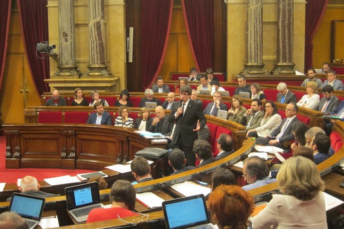 El presidente de la Generalitat, Carles Puigdemont, interviene en el pleno