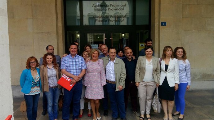 López junto a los miembros de la candidatura, abraza a Encarna Llinares