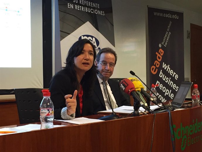 La profesora de Eada A.Masuda y el pte. De Icsa E.Poveda