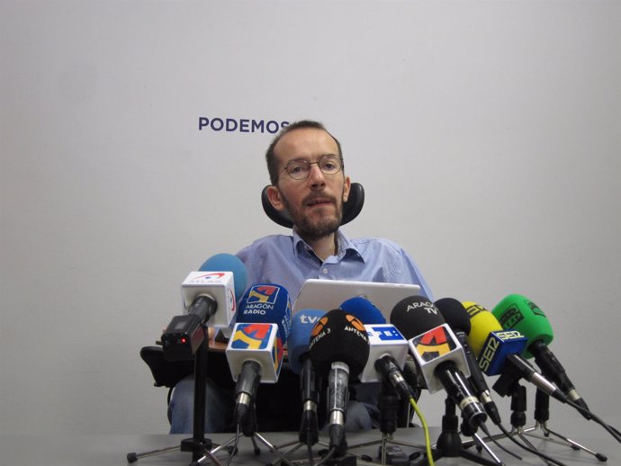 El secretario de Organización de Podemos, Pablo Echenique, en rueda de prensa