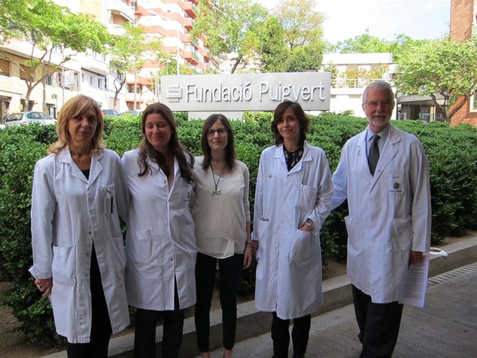 Los médicos A.García, S.Peón, T.Ramón y Cajal y J.Calaf con la madre, Clara