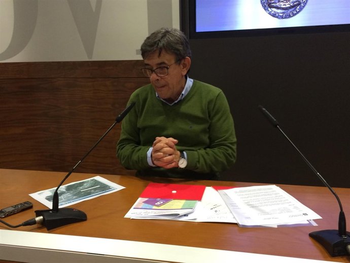 Sánchez Ramos observando el mapa donde se va a celebrar la feria. 