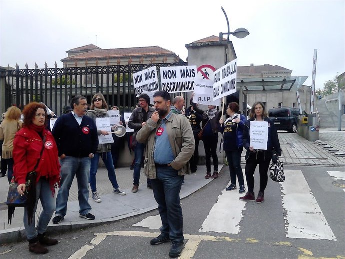 Protesta de farmacéuticos inspectores delante de la Xunta en Santiago.
