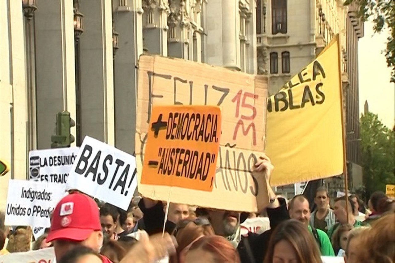 Cientos de personas conmemoran el 15M