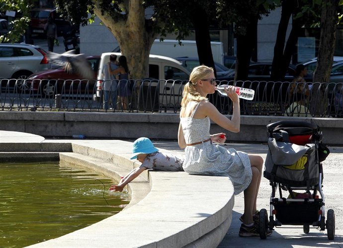 Sol, Calor, Temperaturas, Buen Tiempo, Bebiendo Agua, Familia, Refrescarse