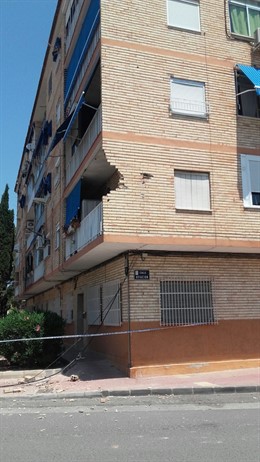Bomberos del CEIS sanean la fachada de una vivienda dañada por un camión