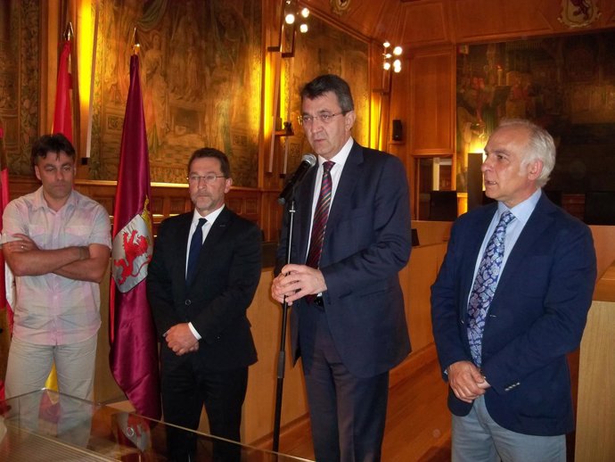 Reunión del presidente de la Diputación con consejero de Educación de Asturias 