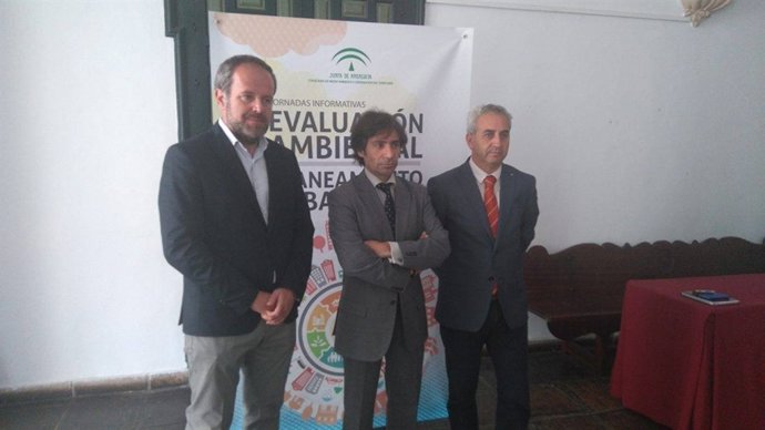 Fernández, entre Izquierdo (dcha.) y Algar, durante las jornadas