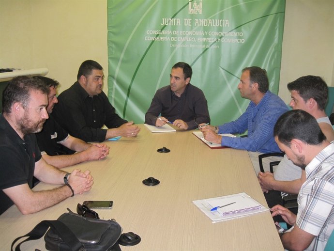 De la Torre (c), en la reunión con la asociación del Polígono del Valle.