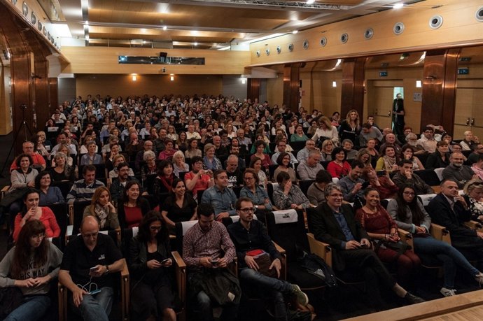 Fundación Bancaja llena para ver a Pierre Lemaitre. 