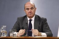 De Guindos ve "equilibrada" la decisión de la UE de dar un año más para cumplir el déficit