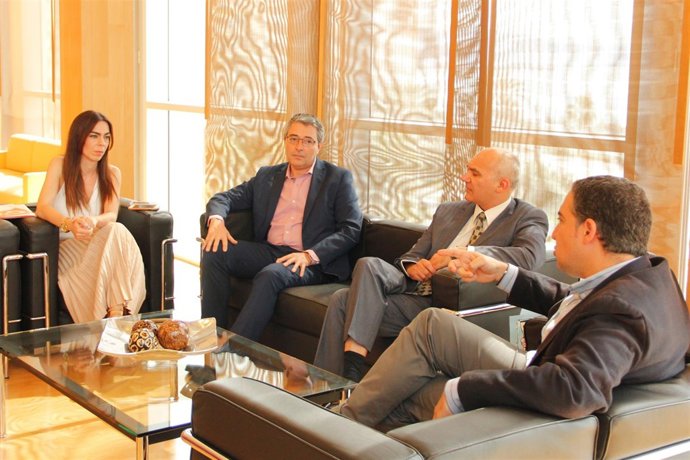 Reunión transparencia Elías Bendodo, Francisco Salado y Teresa Pardo