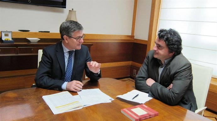 El consejero de Presidencia de Aragón, Vicente Guillén, en una reunión