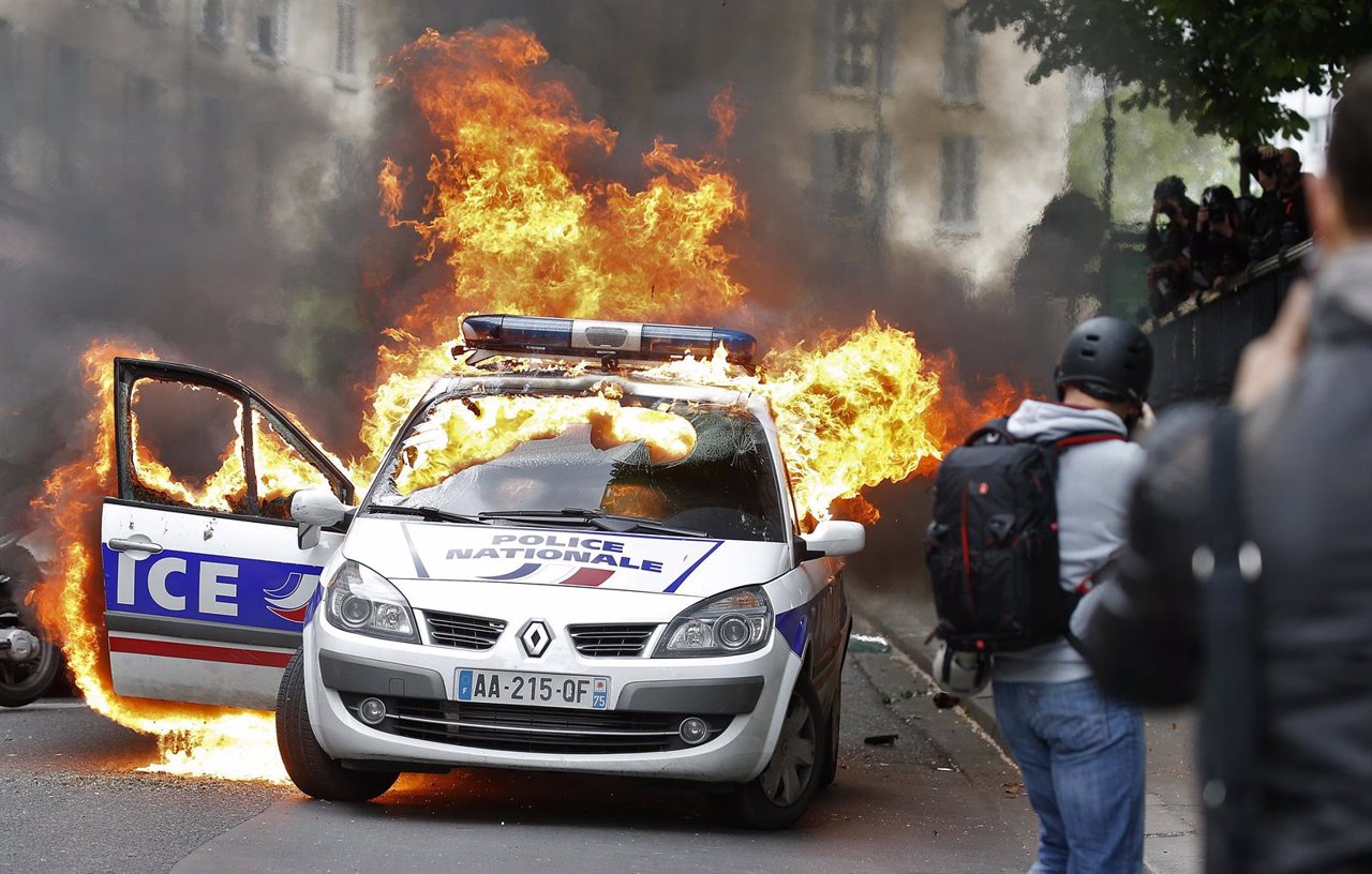 Incendio de un coche policial durante una manifestación en París