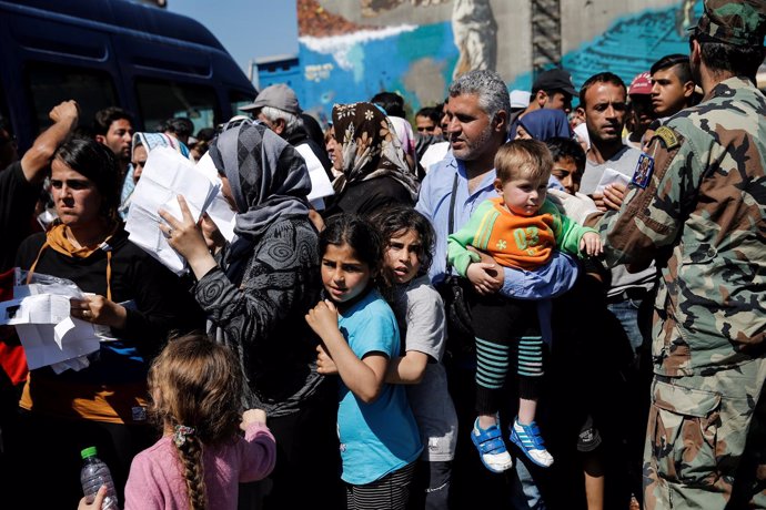 Cientos de refugiados con sus papeles de registro esperan a ser reubicados