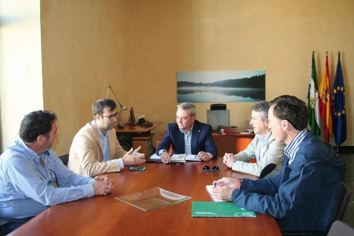 Alcalde (centro) durante su reunión con Aehcor