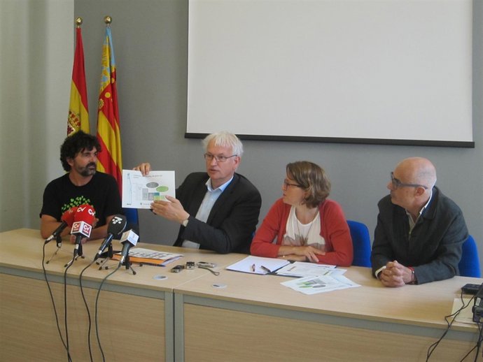 Jürge Resch explica el modelo alemán junto a Elena Cebrián y Julià Álvaro