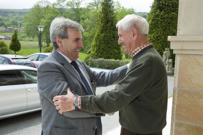 El consejero de Presidencia y Justicia con el alcalde de Herrerías