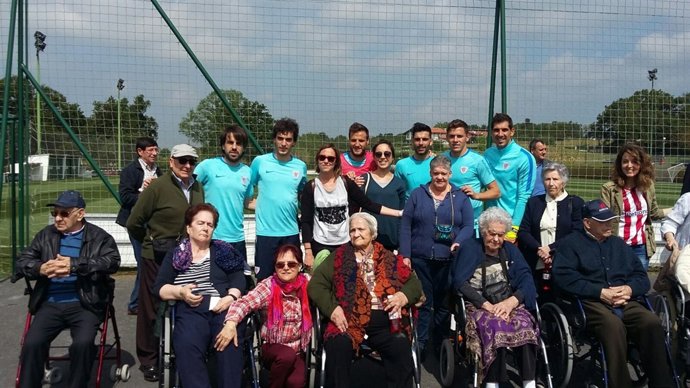 Tailerretako parte hartzaile batzuk Athleticeko jokalariekin