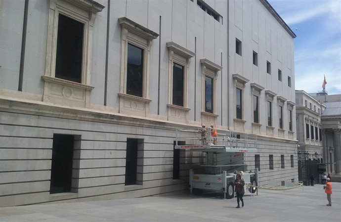 Operarios revisan la cornisa del Congreso