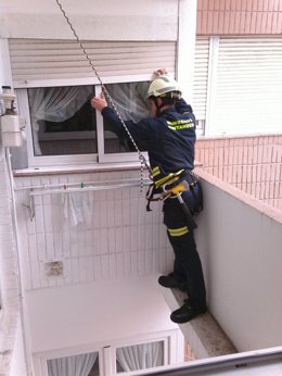 Un bombero accede por la ventana a la vivienda
