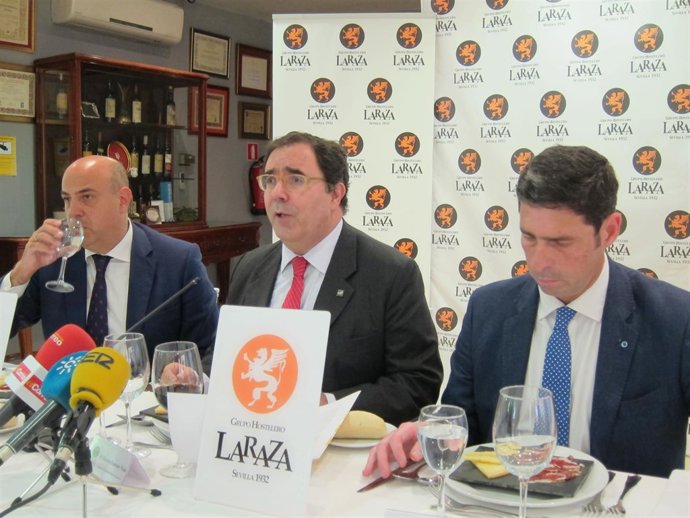 El rector de la UPO, Vicente Guzmán, durante el almuerzo