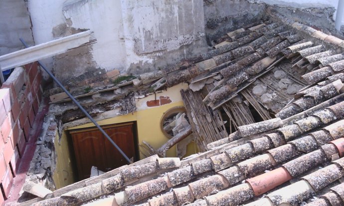 Imagen del techo colapsado en la vivienda