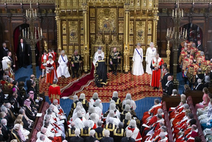 Isabel II durante la ceremonia de apertura del Parlamento británico
