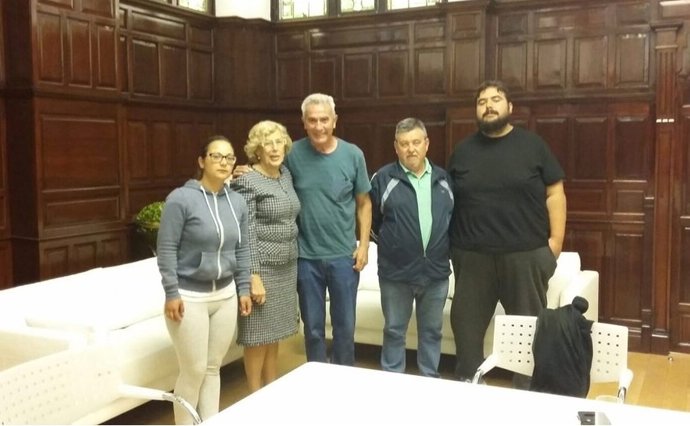 Manuela Carmena, junto a una representación del campamento del SAT en Madrid