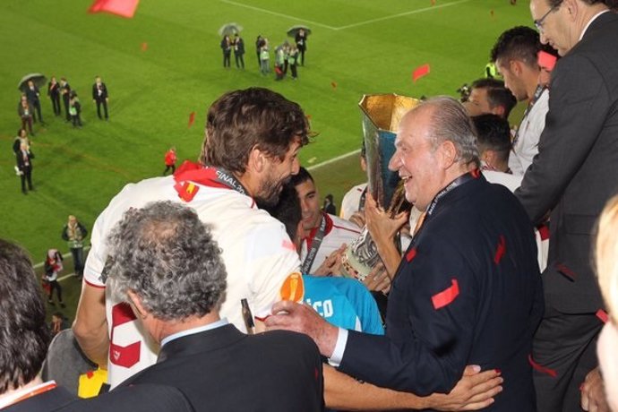 El Rey Juan Carlos felicita al Sevilla por su quinta Europa League