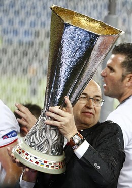 El presidente del Sevilla, José Castro, celebra el título de Europa League