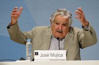 Mujica dice que Maduro "está loco como una cabra" y defiende a Almagro