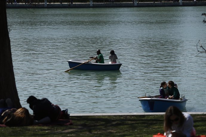 Parque de El Retiro, lago, laguna, barca , barcas, gente en barcas, persona