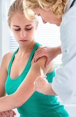 Vacuna a una mujer