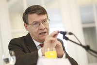 El PSOE avisa de que si no se aumentan los ingresos para pagar las pensiones habrá que recortarlas