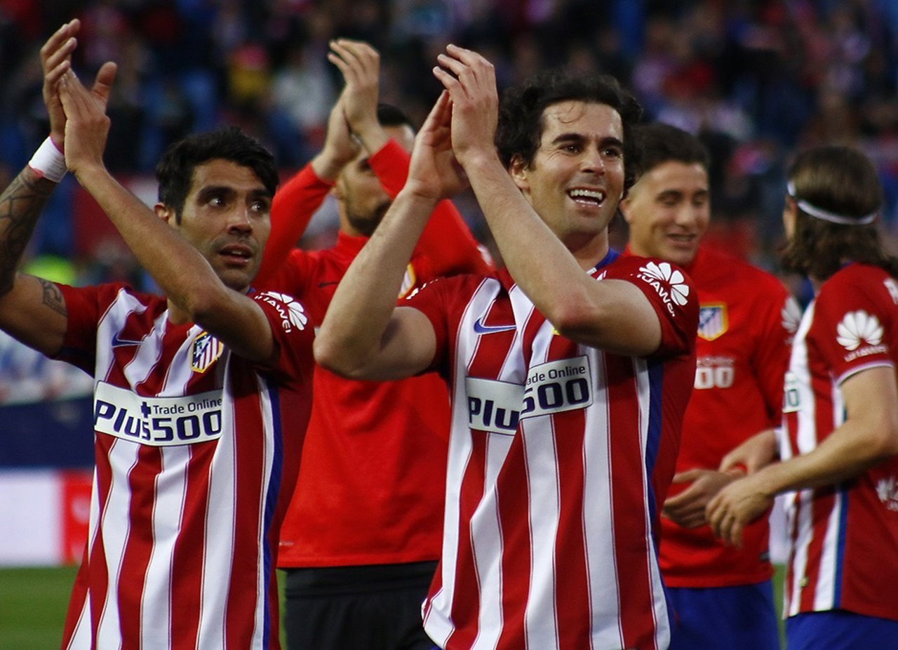 Tiago aplaudiendo a la afición del Atlético de Madrid
