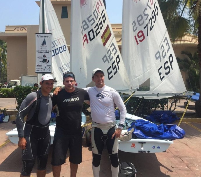 Joel Rodríguez, el entrenador Oliver Bravo y Joaquín Blanco