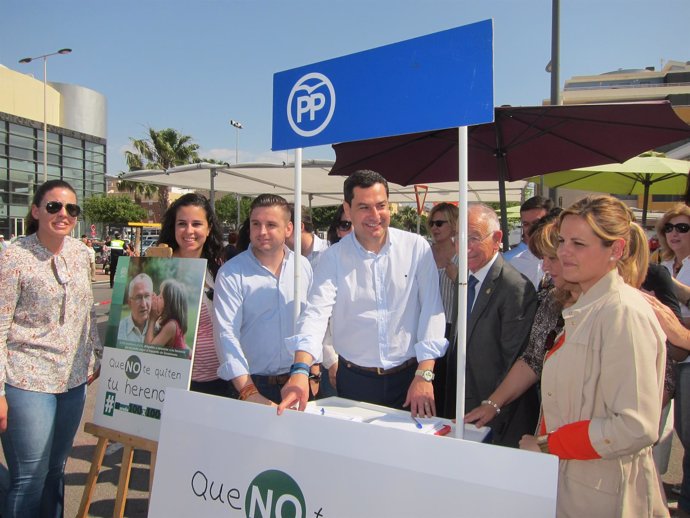 El presidente del PP-A, Juanma Moreno, en Roquetas de Mar