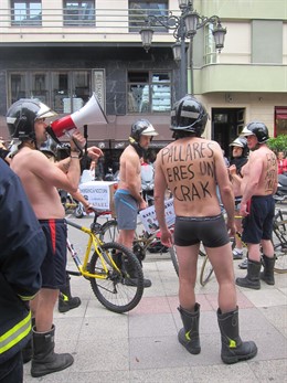 Bomberos manifestándose ante la Junta General