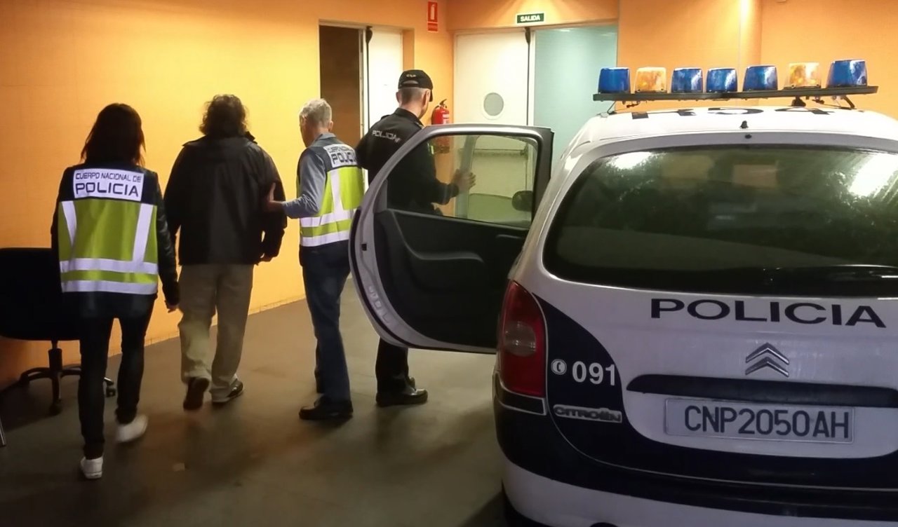 Los agentes trasladan al detenido