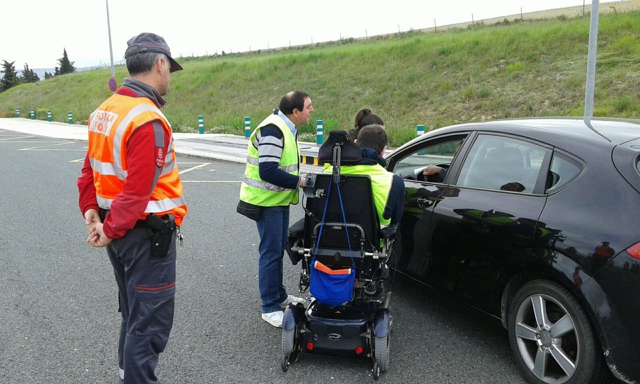 Víctima y colaboradores trasladando su mensaje a un conductor