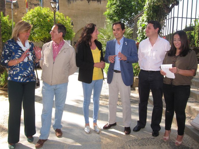 Loles López con dirigentes del PP de Córdoba