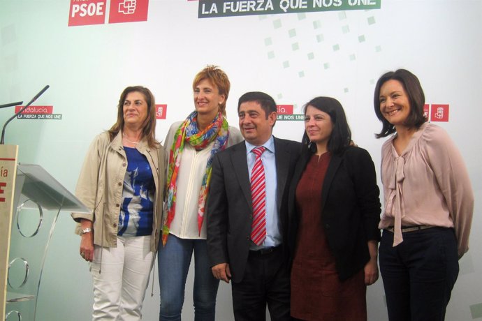 Lastra (2d), con Reyes y otras responsables de Política Municipal del PSOE.