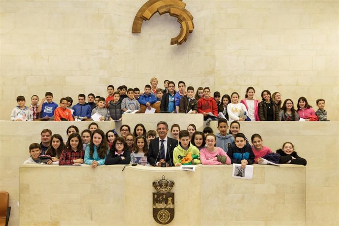Revilla en el Parlamento con alumnos del Matilde de la Torre de Muriedas