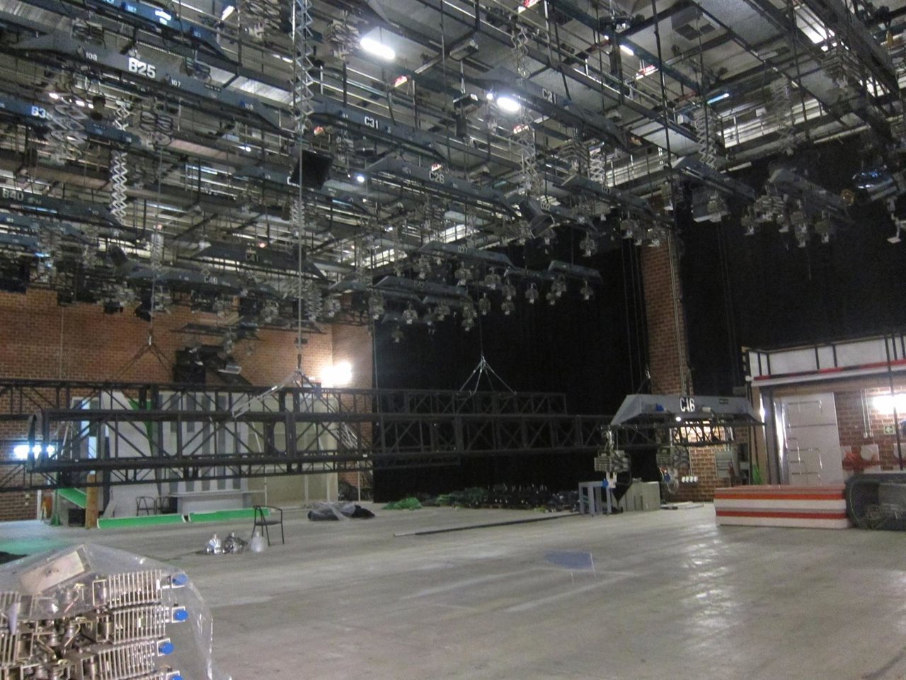 Imagen de uno de los estudios de Canal 9 vacío tras el cierre de RTVV