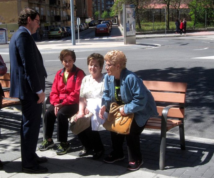 Alfonso Fernández Mañueco habla con personas mayores en Salamanca