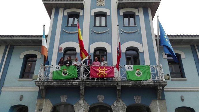 Banderas del Racing en el balcón del Ayuntamiento