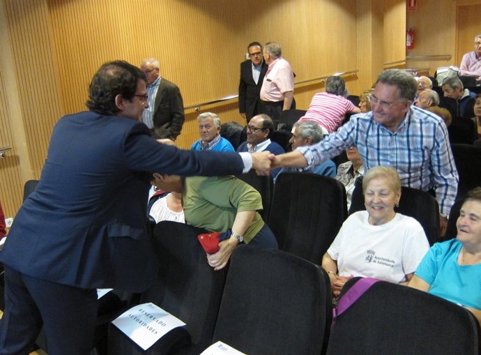 El alcalde saluda a usuarios del centro de mayores Tierra Charra