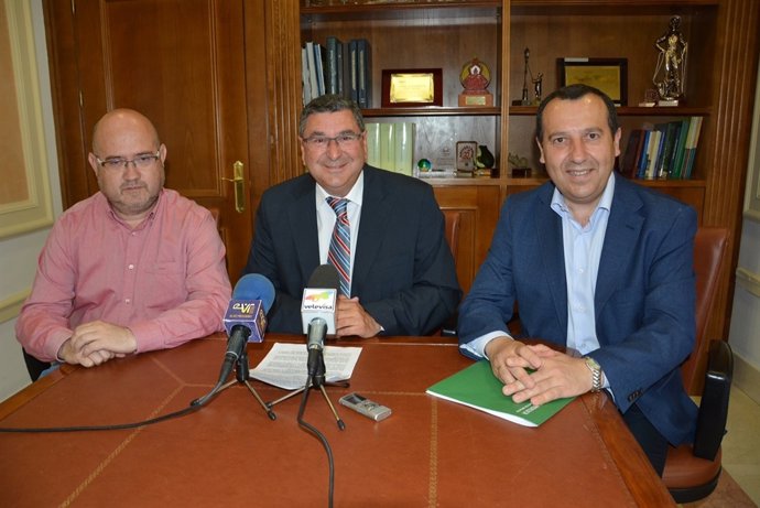Antonio Moreno Ferrer, alcalde de Vélez, y José Luis Ruiz Espejo, delegado Junta