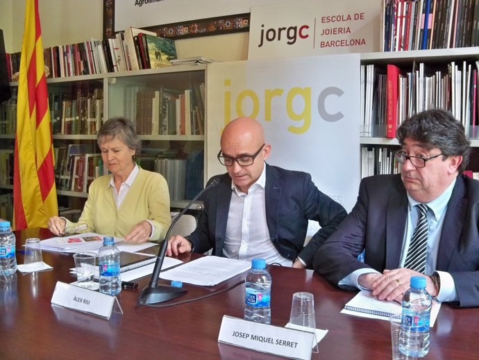 Nuria Ruiz, Àlex Riu y Josep Miquel Serret, en rueda de prensa